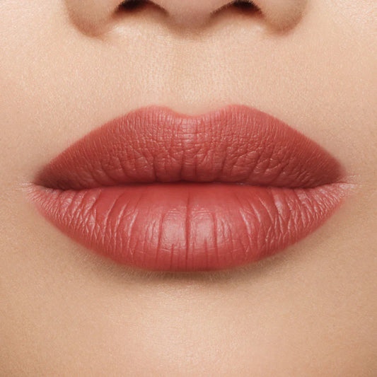 Long-lasting Lip Liner Enriched with Vitamin E.