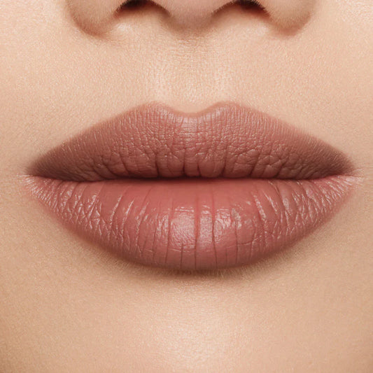 Long-lasting Lip Liner Enriched with Vitamin E.