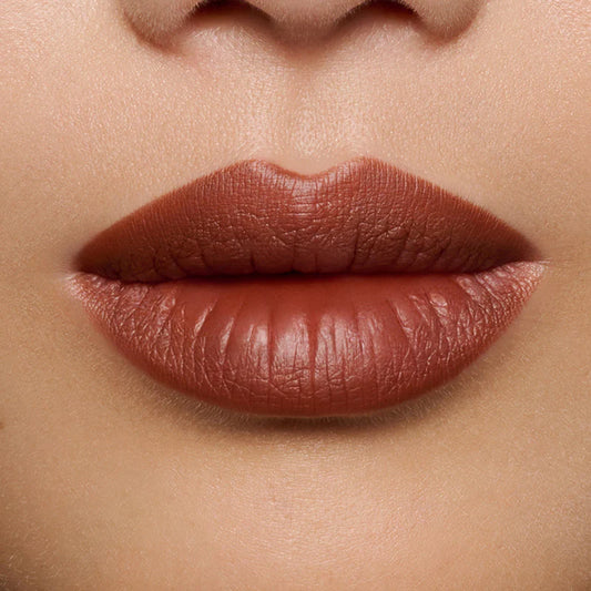 Long-lasting Lip Liner Enriched with Vitamin E.